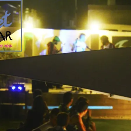 بيت شباب 7feetsurfcamp